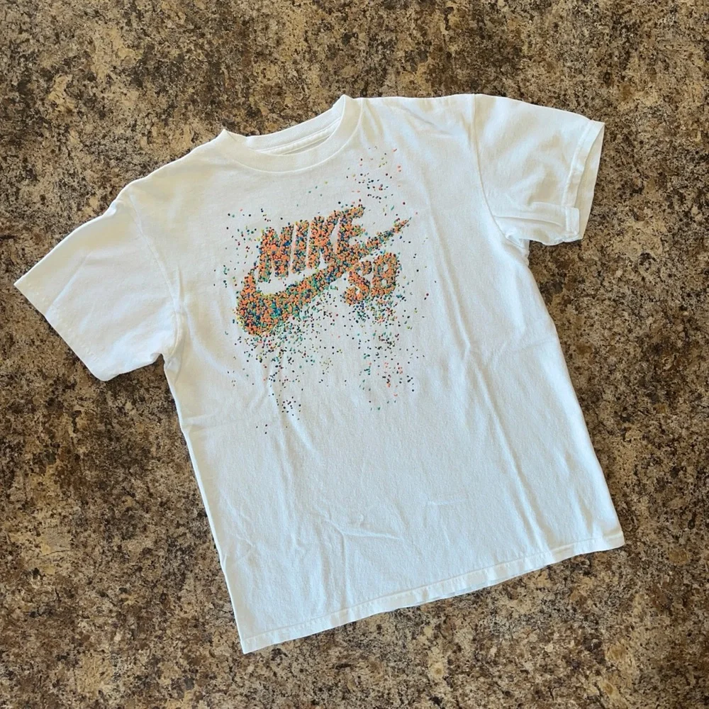 Nike Rare SB Skateboarding White Tee Puffy Speckle Swoosh Logo Kids M 10-12Y